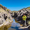Figuring out how to navigate the water obstacle on the trail. Decidindo como navegar esse obstáculo na trilha. : Big Bend Ranch State Park, Cinco Tinajas