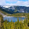 Louise Lake on a sunny afternoon. Lago Louise numa tarde ensolarada.