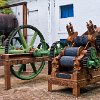 The process evolved into a more mechanical grinder. O processo evoluiu e depois usou uma trituradora mecânica. : Fortaleza, Museu da Cachaça